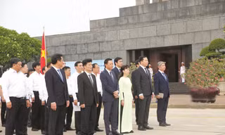 Đại diện lãnh đạo Đảng ủy, Hội đồng thành viên, Ban Tổng giám đốc tại lễ báo công dâng Bác