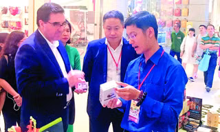 Nguyên Anh mang cà phê đặc biệt mời chào khách hàng ​