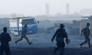 Cảnh sát Afghanistan trong cuộc đụng độ với Taliban gấn Sân bay Quốc tế Kabul hôm 10/6