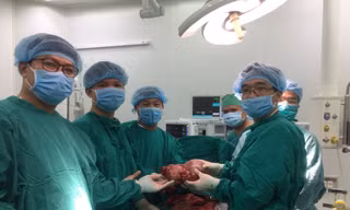 Mang khối u 3kg suốt 5 năm, nam bệnh nhân được phẫu thuật thành công