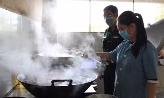 Tiêu chuẩn bộ đội ăn thế nào, người ở khu cách ly được ăn như vậy