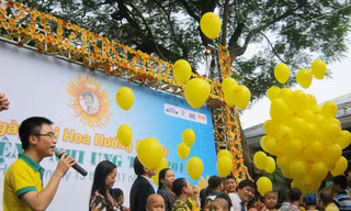Đại diện báo Tuổi trẻ và các em cùng thả bóng ước mơ