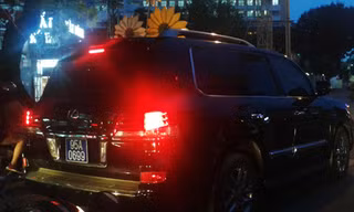 Xe do Phó chủ tịch tỉnh Hậu Giang sử dụng trị giá nhiều tỷ đồng, được gắn biển xanh. Ảnh: VnExpress
