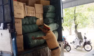 Chiếc xe biển số Lào chở hàng hóa không rõ nguồn gốc bị bắt giữ. 