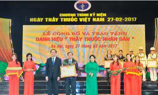 Chủ tịch nước Trần Đại Quang trao danh hiệu Thầy thuốc nhân dân cho dược sĩ chuyên khoa 1 Lê Hồng Phúc