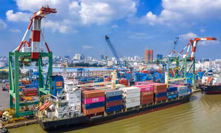 Chi phí vận chuyển container Bắc - Nam đắt gấp đôi đi Mỹ