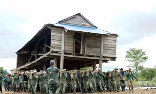 50 chiến sĩ di dời nhà cho người dân trên đỉnh Cheng Leng