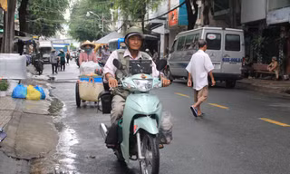 Ông Tống Văn Thơm với chiếc xe "hành hiệp trượng nghĩa" mỗi ngày. Ảnh: Ngô Tùng