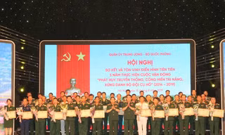 Lãnh đạo Quân uỷ T.Ư, Bộ Quốc phòng tặng Bằng khen cho các tập thể điển hình tiên tiến toàn quân, sáng 15/8