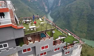 Công trình Panorama Mã Pì Lèng được cải tạo thành điểm dừng chân ngắm cảnh. Ảnh: HOÀNG DƯƠNG
