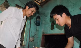 Ngọc (phải) đến tận nhà hướng dẫn người dân dùng bếp Ảnh: H.L