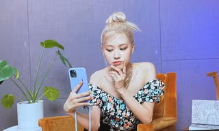 Rosé (BLACKPINK) bị netizen Hàn chỉ trích vì chụp hình với background quá nhạy cảm