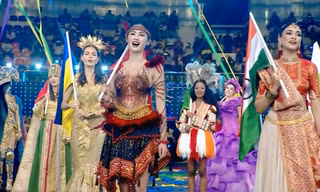 Ý Nhi diện trang phục Vũ Điệu Đại Ngàn trong đêm khai mạc Miss World 2025