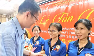 Bình Dương thưởng Tết bằng vàng cho công nhân; Giải cứu 46 cô gái bị bán làm tiếp viên karaoke, massage