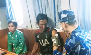 Cứu sống 5 thuyền viên và 1 cháu bé bị chìm tàu ở vùng biển Côn Đảo