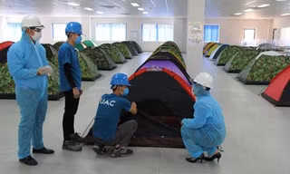 Nhiều nhà máy, doanh nghiệp, hộ kinh doanh phải tạm dừng hoạt động do dịch COVID-19, với khó khăn chồng chất. Ảnh khu nghỉ tại nhà máy của công nhân để duy trì sản xuất trong bối cảnh dịch bệnh.