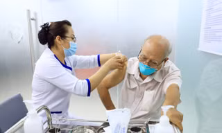 Hành trình đưa lô vắc xin ngừa COVID-19 đầu tiên về Việt Nam