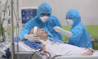 Hành trình níu giữ sự sống diệu kỳ cho bệnh nhân phi công người Anh