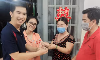 Đám cưới online 3 người mùa COVID-19 của nữ điều dưỡng trẻ 