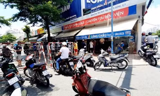 Xếp hàng dài mua thuốc phòng COVID-19 rồi ra về 'tay không'