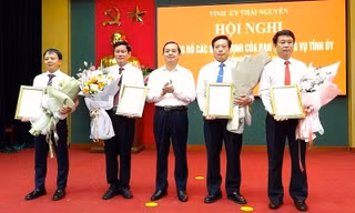 Các cán bộ được bổ nhiệm nhận hoa chúc mừng. 