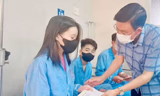 Các em học sinh nhận quà hỗ trợ. 