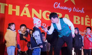 Trẻ em xứ Lạng hào hứng tham gia giao lưu với nghệ sỹ Xuân Bắc -Ảnh: Duy Chiến 