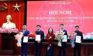 Các lãnh đạo được điều động, bổ nhiệm nhận quyết định, hoa chúc mừng. 
