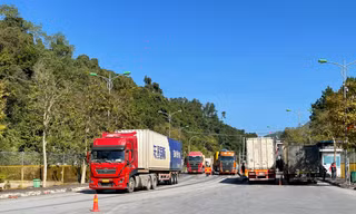 Hàng hóa xuất nhập khẩu qua cửa khẩu Hữu Nghị. Ảnh: Duy Chiến 