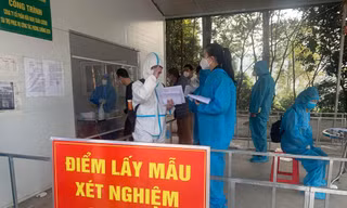 Ông Hồ Tiến Thiệu, Chủ tịch UBND tỉnh Lạng Sơn (đứng) chỉ đạo, các ngành gấp rút triển khai mô hình "vùng đệm" an toàn cho hoạt động xuất nhập khẩu -Ảnh: Duy Chiến 