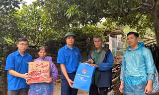 Hỗ trợ kịp thời nhân dân vùng bão lũ (ảnh: Duy Chiến)