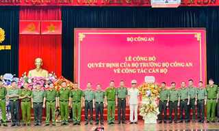Thượng tá Lê Đăng Khoa (giữa) nhận hoa chúc mừng của lãnh đạo Công an tỉnh Lạng Sơn. (ảnh: Duy Chiến)