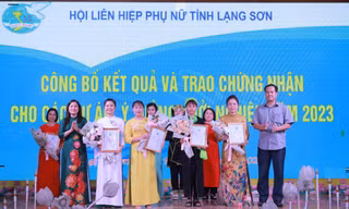 Trao giải những khởi nghiệp xuất sắc. Ảnh: Duy Chiến 