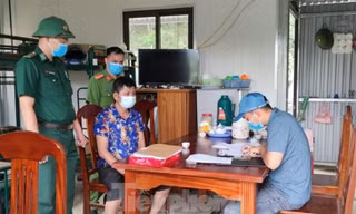 Kẻ bị truy nã (giữa) tại đồn biên phòng. - Ảnh: T. Tùng