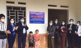 Tỉnh đoàn và Cụm thi đua MTTQ và các tổ chức chính trị- xã hội tỉnh Lạng Sơn khánh thành, bàn giao căn nhà rộng 60m2 khang trang, vững chãi cho gia đình ông Vi Văn Thảo ở thôn Củ Na, xã Quan Sơn, huyện Chi Lăng. Ảnh: Duy Chiến 