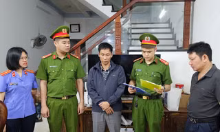 Khởi tố bị can đối với các đối tượng làm giả giấy tờ.