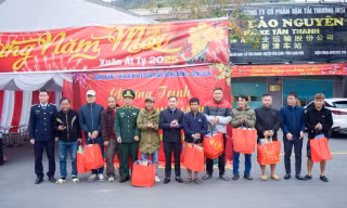 Lái xe ở cửa khẩu Tân Thanh nhận quà tết. 