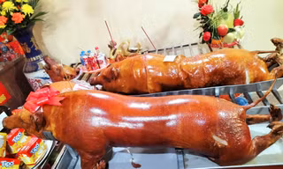 Lợn quay nguyên con ở chùa Bắc Nga. Ảnh: Duy Chiến 