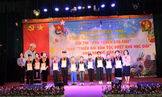 33 em thiếu nhi người dân tộc thiểu số Lạng Sơn vượt khó, học giỏi được tôn vinh, khen thưởng -Ảnh: Duy Chiến 