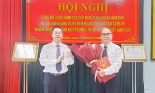 Ông Dương Văn Chiều (bìa phải) nhận Quyết định, hoa chúc mừng. (ảnh: Duy Chiến)