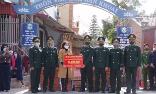 Thầy cô giáo, học sinh và đồng bào các dân tộc thiểu số ở biên giới nhận quà hỗ trợ của các lực lượng công tác tại cửa khẩu Chi Ma. Ảnh: Duy Chiến 