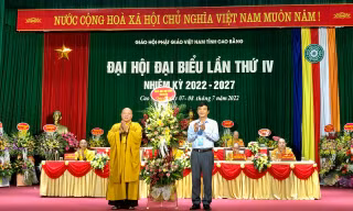 Đại hội đại biểu Phật giáo Việt Nam tỉnh Cao Bằng nhận lẵng hoa chúc mừng của lãnh đạo tỉnh Cao Bằng -Ảnh: TL