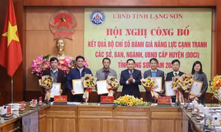 Lãnh đạo tỉnh Lạng Sơn trao giấy chứng nhận, tặng hoa cho các đơn vị dẫn đầu DDCI năm 2023. Ảnh: Duy Chiến
