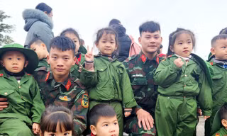 Vui cùng các chú Bộ đội Lạng Sơn (ảnh: Duy Chiến)