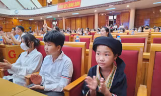 Khai mạc hè, tặng quà trẻ em có hoàn cảnh đặc biệt