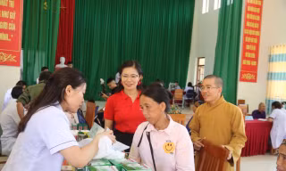 Khám bệnh, cấp phát thuốc miễn phí cho nhân dân (ảnh: Duy Chiến)