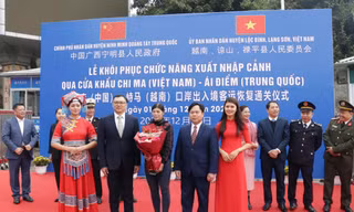Hoạt động xuất nhập cảnh qua cửa khẩu Chi Ma- Ái Điểm .Ảnh: Duy Chiến 