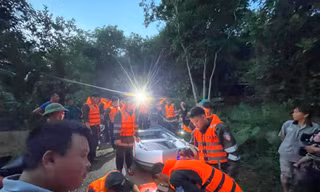 Khẩn trương thực hiện công tác cứu hộ, cứu nạn. Ảnh: C.H