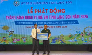 Tập thể, cá nhân ủng hộ Quỹ trẻ em Lạng Sơn. Ảnh: Duy Chiến