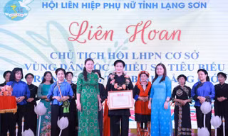 20 chủ tịch Hội phụ nữ cơ sở là người dân tộc thiểu số Lạng Sơn được tôn vinh. Ảnh: Duy Chiến 